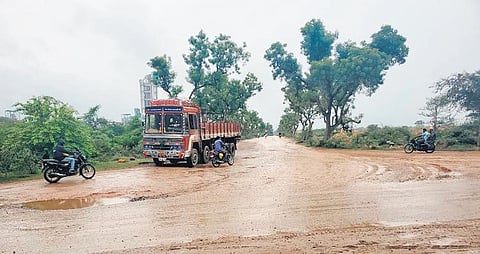 Mud-beaten Ariyalur-Kallankurichi road has been a cause for mishaps, air and noise pollution, residents allege | Express