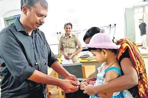 Four-year-old at Kochi police station, complains dad ditched her