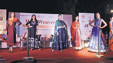 Use handloom as dress code, Odisha Governor advises varsities