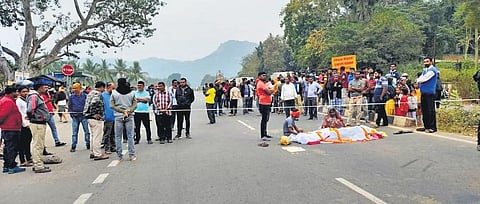 Locals stage road blockade on NH-49 in Mayurbhanj | Express