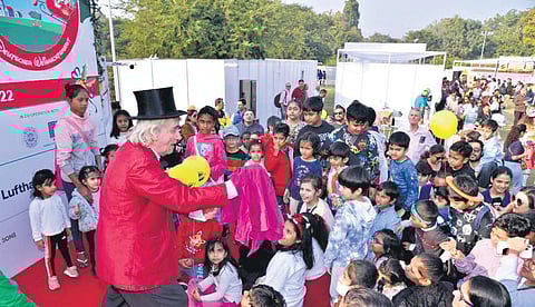 A magician entertains children at the German Christmas market