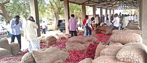 Onion growers sell their produce at the APMC market in Gadag | EXPRESS