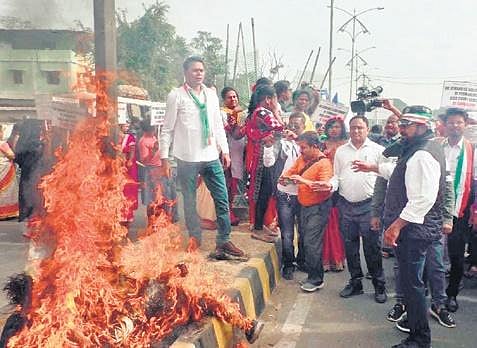 Agitators burn tyres after ransacking the court premises  in Sambalpur | Express
