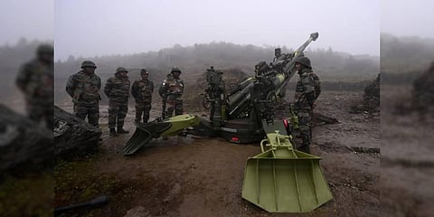 Indian Army soldiers stand next to a M777 Ultra Lightweight Howitzer positioned at along the LAC near the Tawang sector in Arunachal Pradesh. Oct. 20, 2021. (AFP | Photo)
