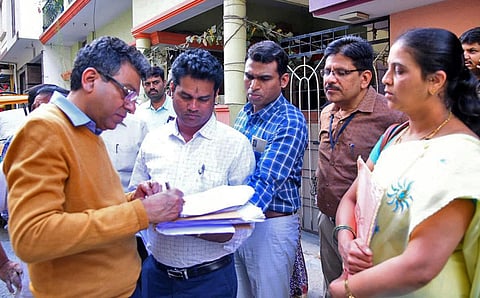 BBMP Commissioner Tushar Girinath checks voters’ list at Govindaraja Nagar.