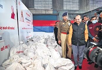 LG VK Saxena and Delhi Police Commissioner Sanjay Arora with the seized drugs