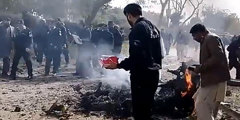 Car bombing in Islamabad kills 2 suspects and policeman