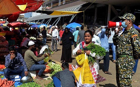 A BBMP marshal keeps vigil at K R Market, Bengaluru, on Friday | Shashidhar Byrappa