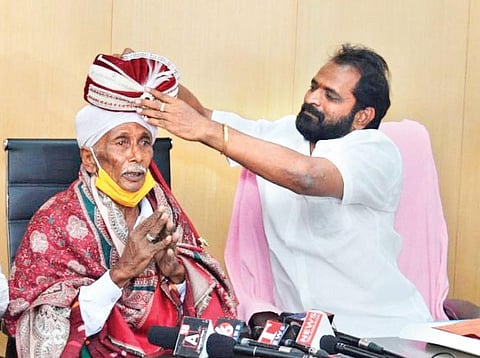 Excise and Sports Minister V Srinivas Goud  felicitates Gussadi artiste  Kanaka Raju, in Hyderabad (File photo) | Vinay Madapu