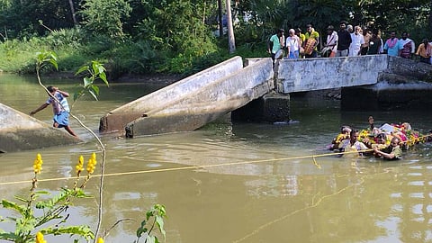Tamil Nadu: Melaseval residents carry dead body in neck-deep water due to lack of bridge