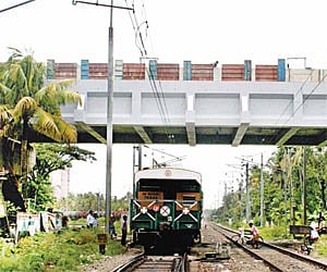 Residents of Ondipudur stage rail roko for overbridge, 300 detained