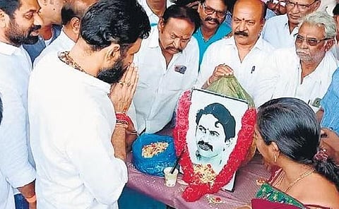 YSRC leader Kodali Venkateswara Rao paying tribute to Vangaveeti Ranga at Gudivada on Monday | Express