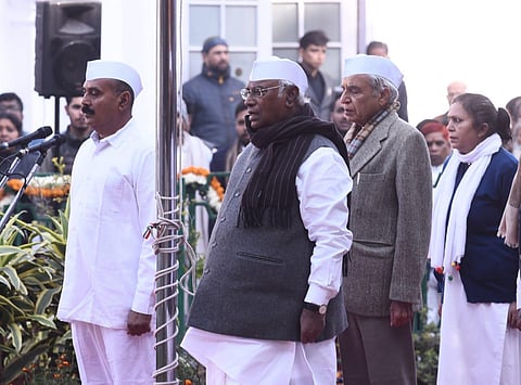 Congress President (C) Mallikarjun Kharge during the 138th Foundation Day of the Indian National Congress, at the AICC HQ in New Delhi. (Photo | Parveen Negi, EPS)