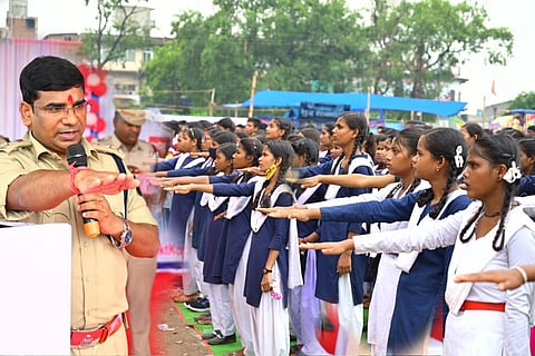 IPS officer Santosh Singh administering oath among students against drug under Nijaat campaign. (Photo | Special Arrangement)