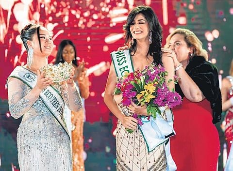 Cherisha Chanda (right, front) being crowned Miss Eco Teen 2022 by Bella Vu (left, front) Miss Eco Teen 2021 from Vietnam