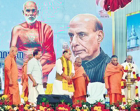 Defence Minister Rajnath Singh, Minister of State for External Affairs V Muraleedharan, Sree Narayana Dharma Sangham Trust president Swami Satchidananda and trust secretary Swami Shubhangananda during