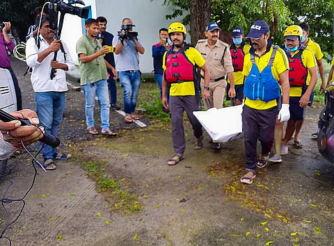 Police personnel carry the body of the receptionist who was murdered by the resort owner and thrown into the Cheela canal, in Rishikesh (Photo | PTI)