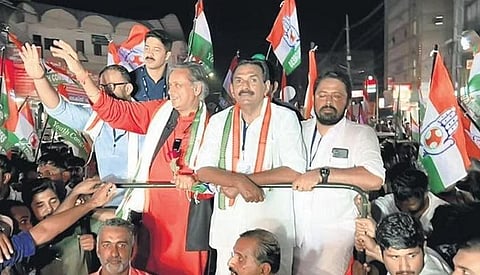Shashi Tharoor being accorded a warm reception by Youth Congress activists at Erattupetta on Saturday | Express