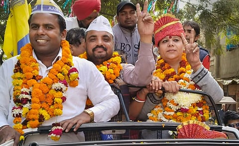 AAP leader and the lone transgender candidate Bobi (right) flashes victory sign after winning from the Sultanpuri-A ward of MCD. (Photo | PTI)