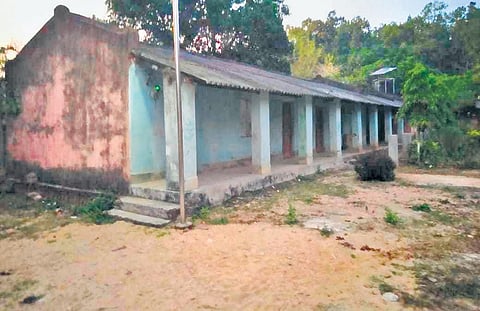 The dilapidated hostel of Rengali primary school in Lahunipara block. (Photo | Express)