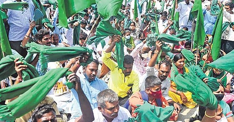 Farmers raise slogans against the State Government in Bengaluru on Monday|shriram bn