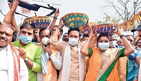 Union ministers G Kishan Reddy and Renuka Singh pay obeisance at Medaram