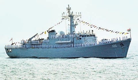 Crew of a ship salutes the Prez (Photo| EPS, G Sa tyanarayana)