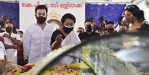 Actor Prithviraj and his mother Mallika Sukumaran pay homage to legendary Malayalam actress KPAC Lalitha at Tripunithura in Kochi. (Photo | Albin Mathew, EPS)