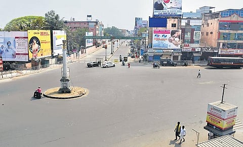 A junction in Shivamogga wears a deserted look on Wednesday, two days after the city saw violence following the killing of Bajrang Dal activist Harsha | vinod kumar t
