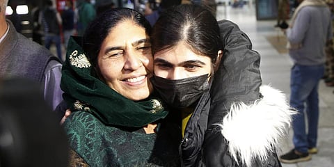 Indian student Jyoti returning from Ukraine are received by their relatives amid the crisis with Russia. (Photo| Shekhar Yadav, EPS)