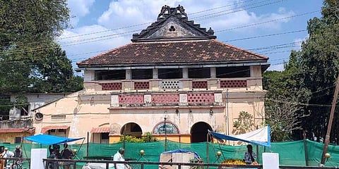 The 148-year-old Union Club building in Thanjavur where Rabindranath Tagore was received. Heritage enthusiasts demand the building should not be demolished | Express