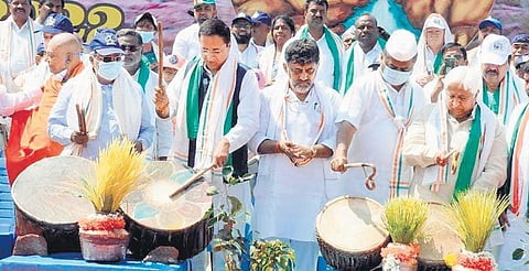 Congress Karnataka in-charge Randeep Singh Surjewala, KPCC chief DK Shivakumar, CLP leader Siddaramaiah, and other leaders in Ramanagara on Sunday, Feb 27, 2022.