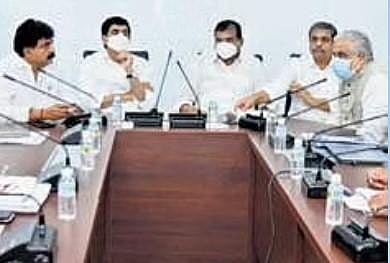 Indicating a possible end to the standoff between the State government and employees on the pay revision issue, both sides held talks on Friday.