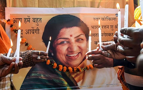 People light candles to pay tribute to veteran singer Lata Mangeshkar in Pune. (Photo | PTI)