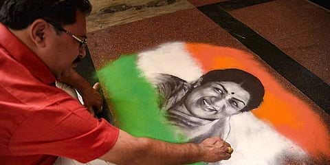 Artist Shreehari Pavale makes a 'rangoli' art to pay homage to legendary singer Lata Mangeshkar, at Vashi, Mumbai, Sunday.(Photo | PTI)