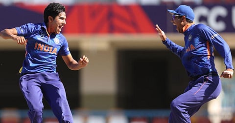 India struck as early as the second over when Ravi sent back the dangerous Jacob Bethell (2) cheaply. | (@ICC/Twitter)