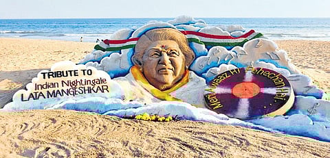 Sand artist Sudarshan Pattanaik pays tribute to legendary singer Lata Mangeshkar on her demise, at Puri beach. (Photo | PTI)