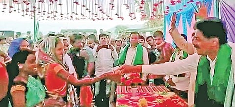 Video grab of a BJD leader handing over cash to women in Kalimela (Photo| EPS)