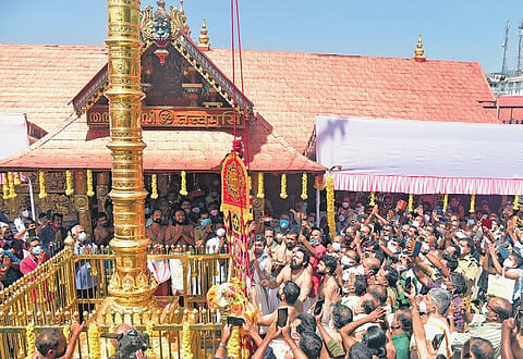 Thantri Mahesh Mohanararu performing the kodiyettu ceremony marking the  beginning of 10-day festival at Sabarimala temple in the presence of  Melsanthi N Parameswaran Namboothiri on Wednesday  | SHAJ