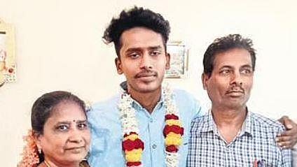 Akash Policepatil with his parents.