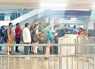 A long queue in front of the AFC gate at the scene of the incident