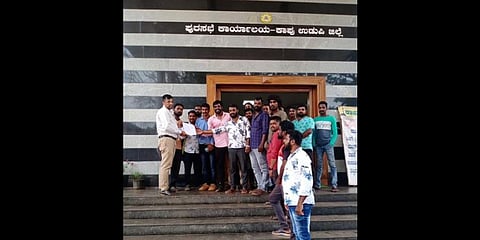 HJV members submitting the letter to Kaup TMC chief officer- Venkatesh Navada on Friday.