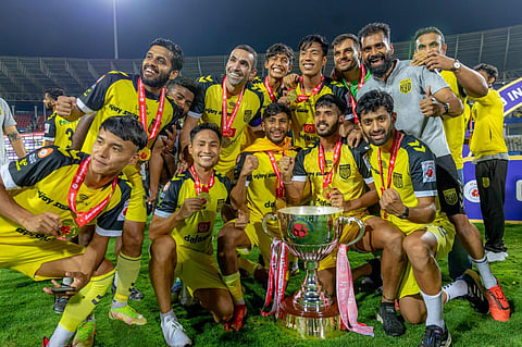 Hyderabad FC lift the Hero ISL 2021-22 trophy after a commendable performance against Kerala Blasters in the final. (Photo | ISL Twitter)