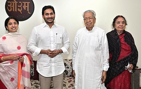 Chief Minister YS Jagan Mohan Reddy and wife Bharati with Governor Biswa Busan Harichandan and wife Suprava at Raj Bhavan in Vijayawada (Photo I Express)