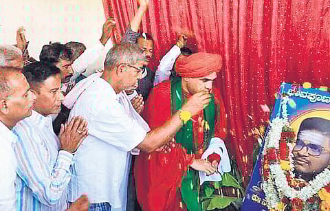 Basava Jayamruthyunjaya Swami at the last rites of Naveen Gyana Goudar in Chalageri on Thursday | Express