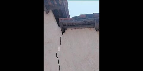 A house develops cracks following the earthquake in Umerkote | Express