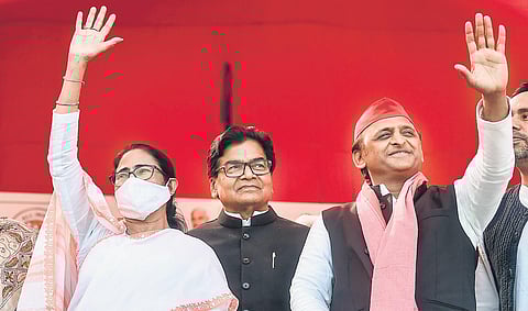 West Bengal Chief Minister Mamata Banerjee and Samajwadi Party president Akhilesh Yadav at a public meeting in Varanasi on Thursday | Pti