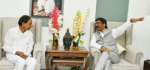 Telangana CM K Chandrashekhar Rao with his Jharkhand counterpart Hemant Soren in Ranchi on Friday. (Photo | EPS)