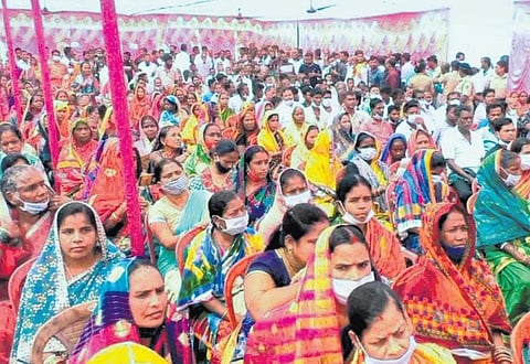 Residents of five villages attend the public hearing in Dhinkia on Saturday. ( Photo | ESP)