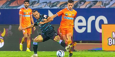 FC Goa's Alberto Noguera and Kerala Blasters' Chencho Gyeltshen fight for the ball during their ISL clash on Sunday. (Photo | ISL)